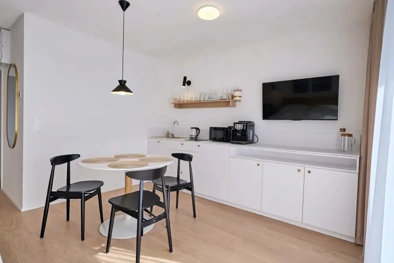 Izba Altitude Studio 2655  Gerlach v Tatra Suites Holding, s.r.o. – Kuchyňa a jedálenský stôl