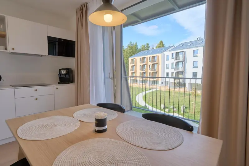 Izba Altitude Apartment 2655 Gerlach v Tatra Suites Holding, s.r.o. – Kuchyňa s výhľadom na Tatry